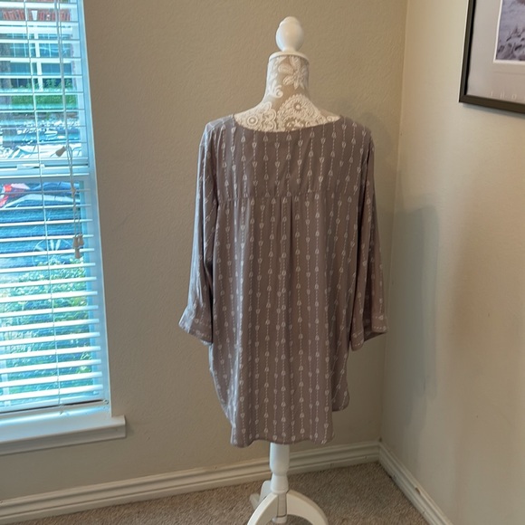 Torrid sz 3 gray and white tunic - Picture 4 of 4